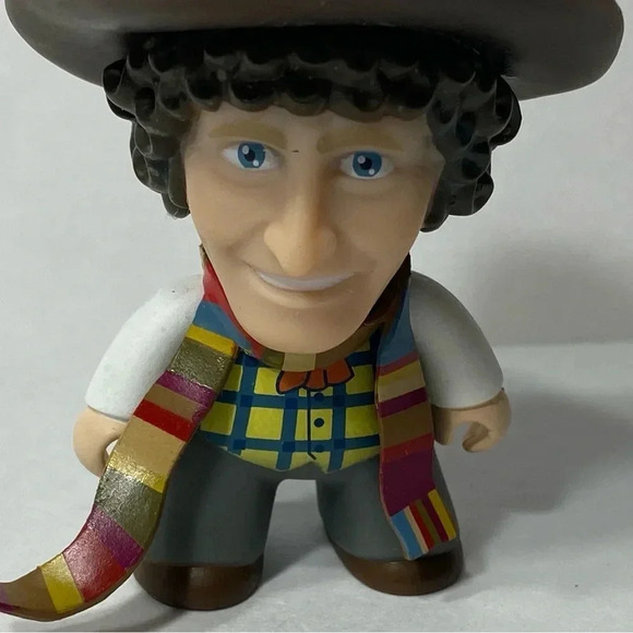 Doctor Who - Titans Vinyl Figure - The 4th Doctor in Vest 🧣🤎 - Picture 7 of 7